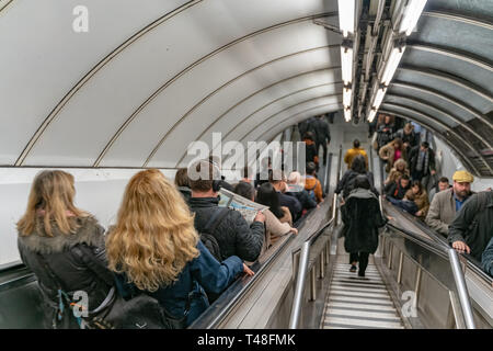 London, Regno Unito - 05, Marzo 2019: La Banca dalla stazione di London Underground, persone usare Escalator in ora di punta. Foto Stock