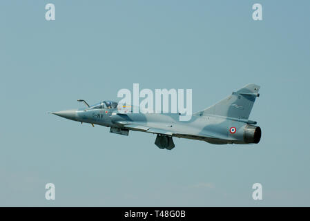 French Air Force, Armée de l'Air Dassault Mirage 2000C aereo da caccia in volo al Royal International Air Tattoo, RAF Fairford, Regno Unito Foto Stock