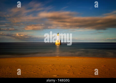 Rattray Capo Faro a luce del tramonto, la costa orientale della Scozia Foto Stock