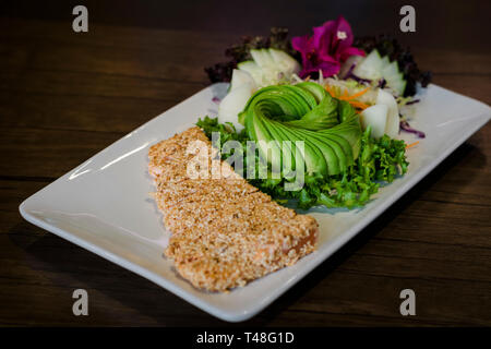 Un singolo prugna in un pezzo di legno. Foto Stock