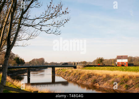 Auto attraversando Cartford ponte a pedaggio poco Eccleston con Larbreck che attraversa il fiume Wyre e collega con Salisbury Lancashire England Regno Unito Foto Stock