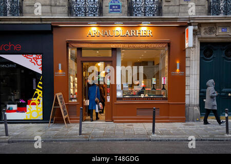 Arnaud Larher, 93 Rue de Seine, Parigi, Francia. esterno alla vetrina di una pasticceria francese Foto Stock