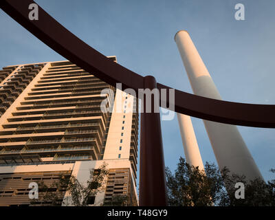 Smokestacks sorge sopra il Seaholm District nel centro di Austin, Texas Foto Stock