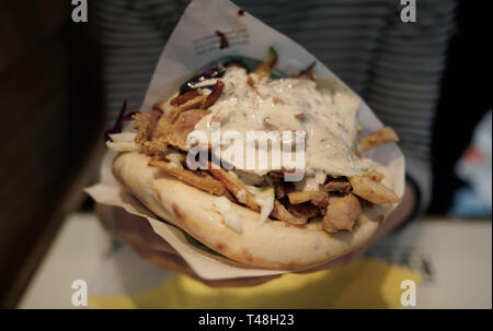 Schawarma su pita presso l'Come du Fallafel a Parigi, Francia Foto Stock