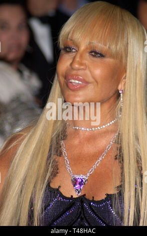 CANNES, Francia. 22 maggio 2003: Deisnger Donatella Versace a Le Moulin de Mougins ristorante per amfAR Cinema contro l AIDS 2003 Gala. Foto Stock