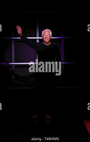 Milano, Italia - 21 febbraio: designer Giorgio Armani saluta il pubblico dopo la Emporio Armani mostra a Milano la settimana della moda autunno/inverno 2019/20. Foto Stock