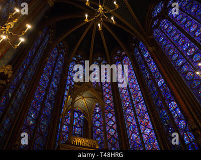 Ampio angolo di vista interna della Sainte-Chapelle a Parigi, Francia Foto Stock