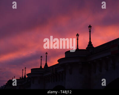 Parigi tramonto al Pont de la Concorde Foto Stock