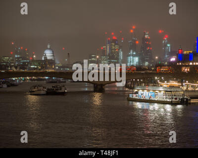 Londra di notte: una vista sul Tamigi tra cui Waterloo Bridge, la Cattedrale di San Paolo e la skyline di Londra Foto Stock