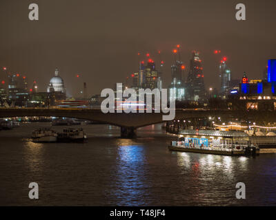 Londra di notte: una vista sul Tamigi tra cui Waterloo Bridge, la Cattedrale di San Paolo e la skyline di Londra Foto Stock