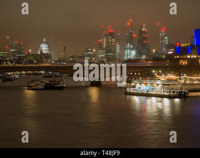 Londra di notte: una vista sul Tamigi tra cui Waterloo Bridge, la Cattedrale di San Paolo e la skyline di Londra Foto Stock