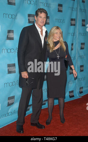 LOS ANGELES, CA. Ottobre 02, 2003: l'attore David Hasselhoff & moglie PAMELA a Macy's & American Express Passaporto Gala 2003 a Santa Monica Airport, Foto Stock