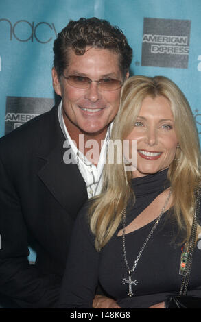 LOS ANGELES, CA. Ottobre 02, 2003: l'attore David Hasselhoff & moglie PAMELA a Macy's & American Express Passaporto Gala 2003 a Santa Monica Airport, Foto Stock