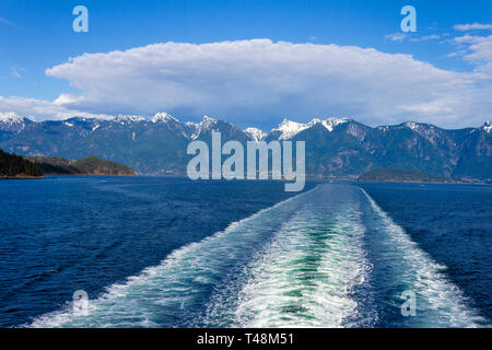 In scia Howe Sound da dietro un BC Ferry in viaggio da baia a ferro di cavallo per Langdale sulla Costa del Sole, British Columbia, Canada. Foto Stock