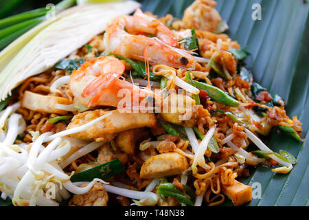 Pad Thai, stir-fried noodles con gamberi su foglia di banana Foto Stock