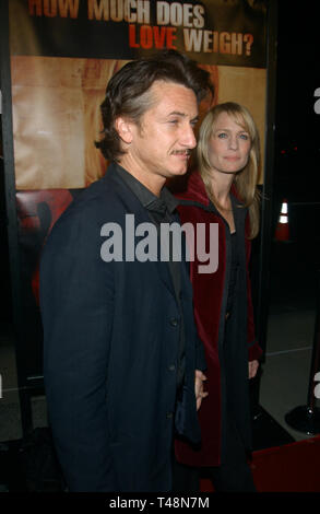 LOS ANGELES, CA. Novembre 06, 2003: Attore SEAN PENN & moglie attrice Robin Wright Penn presso il Los Angeles premiere del suo nuovo film di 21 grammi. Foto Stock