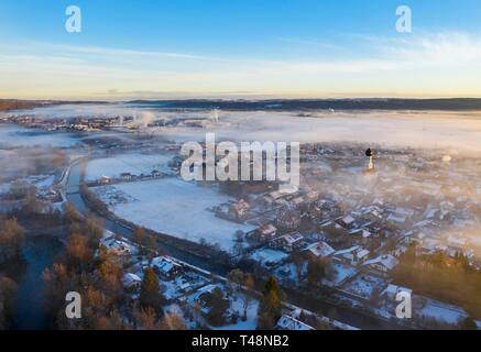 Gelting con Loisach nella nebbia mattutina in inverno, vicino a Geretsried, dietro Wolfratshausen, Tolzer Land, drone shot, Prealpi, Alta Baviera Foto Stock