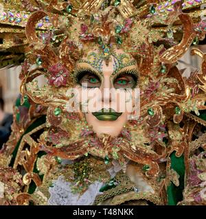 Ritratto, maschera veneziana con gli occhi verdi e il verde delle labbra, il Carnevale di Venezia, Veneto, Italia Foto Stock