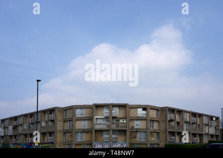 Cielo sopra abbandonato Park Hill appartamenti a Sheffield Foto Stock