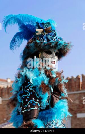 Donna in costume con tradizionale maschera veneziana, il carnevale di Venezia, Veneto, Italia Foto Stock