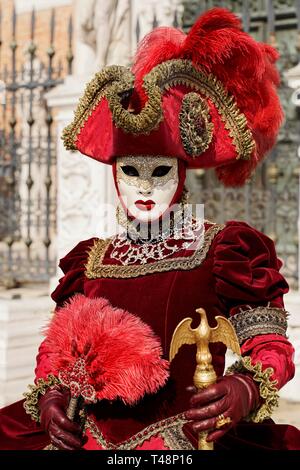 Donna in costume con tradizionale maschera veneziana, il carnevale di Venezia, Veneto, Italia Foto Stock