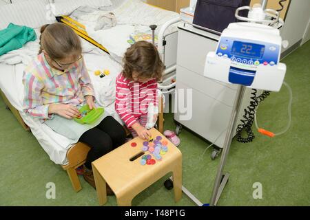 Ragazza 3 anni, visita della sorella, 12 anni, nell ospedale, Germania Foto Stock