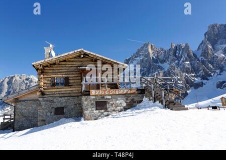 Rifugio di montagna nella neve, ski area di San Martino di Castrozza, Dolomiti, Trentino, Alto Adige, Italia Foto Stock