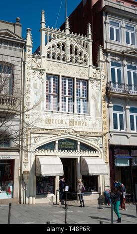 Facciata storica, famoso bookshop Lello, Livraria Lello e Irmao, Porto, Portogallo Foto Stock