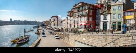 Cais da Ribeira, la passeggiata lungo il fiume Douro con case colorate, Porto, Portogallo Foto Stock