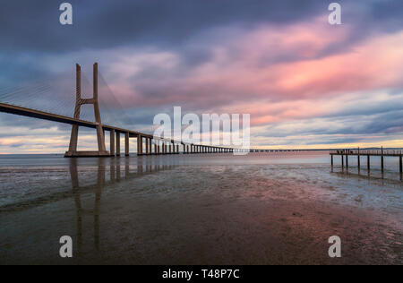 Il famoso Ponte Vasco de Gama si trova vicino a Lisbona in Portogallo e collega due parti della città che si trovano di fronte fiume Tejo. Foto Stock