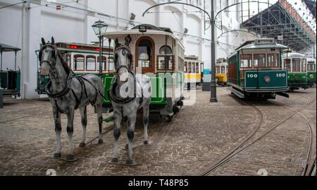 Il tram con i cavalli, i vecchi tram, Museo dei Tram, Museu do Carro Electrico da Cidade do Porto, Porto, Portogallo Foto Stock