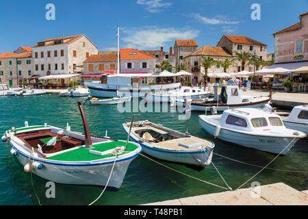 Pescherecci nel porto di Stari Grad Hvar, isola della Dalmazia, Croazia Foto Stock