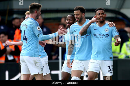 Manchester City's Gabriel Gesù (destra) punteggi al suo fianco il terzo obiettivo del gioco con i compagni di squadra durante il match di Premier League a Selhurst Park, Londra. Foto Stock