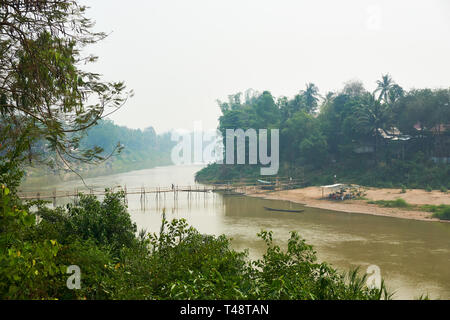 Bambù in legno ponte sul fiume Nam Khan a Luang Prabang, Laos Aprile 2019 Foto Stock