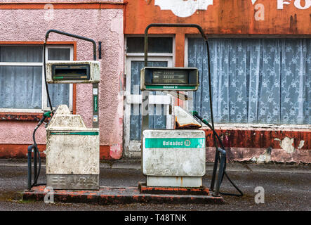 Ballingeary, Co. Cork, Irlanda. 10 Aprile, 2019. Un ora chiuso foodmarket con pompe di benzina a Ballingeary, Co. Cork, Irlanda. Foto Stock