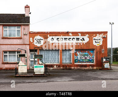 Ballingeary, Co. Cork, Irlanda. 10 Aprile, 2019. Un ora chiuso foodmarket con pompe di benzina a Ballingeary, Co. Cork, Irlanda. Foto Stock