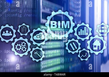 Building Information Modeling. BIM sullo schermo virtuale con un server del centro dati di sfondo. Foto Stock