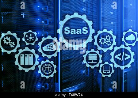 Il software come un servizio SaaS. Il concetto di software. La moderna tecnologia modello su uno schermo virtuale sala server sfondo. Software su richiesta. Foto Stock