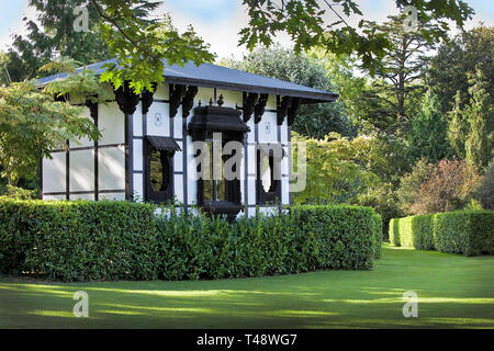 Il 'Generali House' a Larmer Tree Gardens nel Wiltshire. La casa è venuto dalla grande esposizione londinese. Con la proprietà di rilascio. Foto Stock