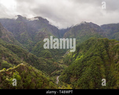 Vista da Balcoes de Ribeiro Frio Viewpoint, levada dos Balcoes nell'isola di Madeira, Portogallo. Foto Stock