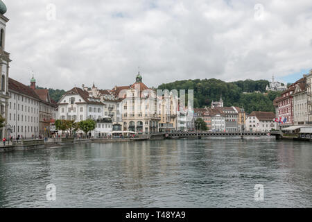 Lucerna, Svizzera - Luglio 3, 2017: vista sul lago di Lucerna, le montagne e la città di Lucerna, Svizzera, Europa. Paesaggio estivo, sunshine meteo, dramat Foto Stock