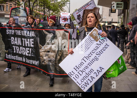 I manifestanti a un arresto trofeo di caccia e commercio di avorio protesta rally, Londra, Regno Unito. Banner e lettera indirizzata a Theresa Maggio Foto Stock