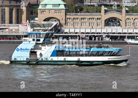 Piatto tipico di ferro a forma di traghetti HADAG WILHELMSBURG davanti al St. Pauli Piers. Il HADAG possiede e gestisce i traghetti passeggeri attraverso il Fiume Elba Foto Stock