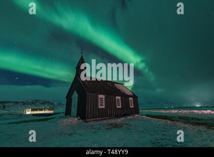 Aurora Boreale su Chiesa Budir Islanda Foto Stock