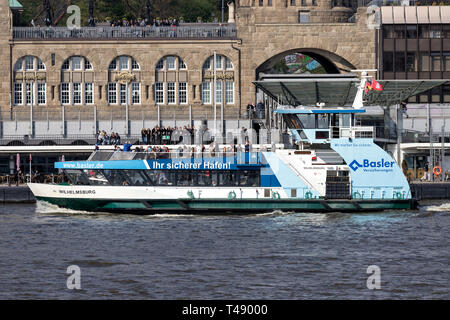 Piatto tipico di ferro a forma di traghetti HADAG WILHELMSBURG davanti al St. Pauli Piers. Il HADAG possiede e gestisce i traghetti passeggeri attraverso il Fiume Elba Foto Stock