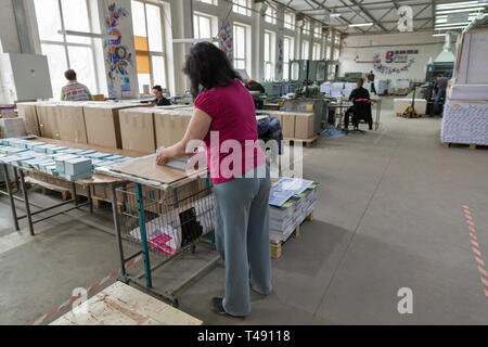 KIEV, UCRAINA - 28 Marzo 2018: i lavoratori lavorano nella gamma Tipografia stampa. Tipografia è la tecnica di disposizione di tipo a rendere la lingua scritta leggibile Foto Stock