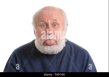 Senior uomo con con la lingua fuori, isolato ritratto Foto Stock