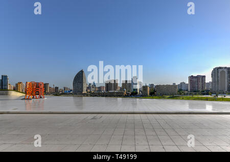 Skyline della città da Heydar Aliyev Center a Baku, in Azerbaijan. Foto Stock