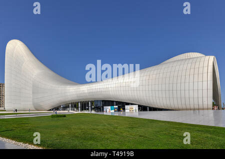 Heydar Aliyev Center a Baku, in Azerbaijan. È stato progettato da Zaha Hadid. Il centro ospita una sala conferenza, Galleria e Museo. Foto Stock