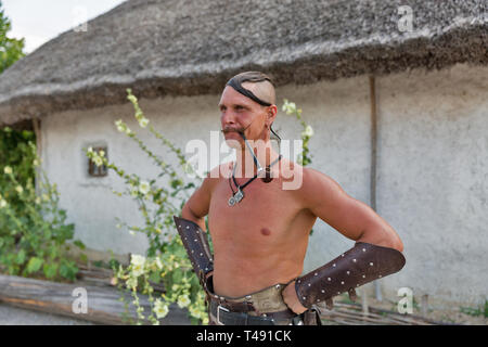 KHORTYTSIA, Ucraina - Luglio 03, 2018: giovani ucraini ritratto di cosacchi con ciuffo e tubazione di tabacco in Zaporozhian Sich. Foto Stock